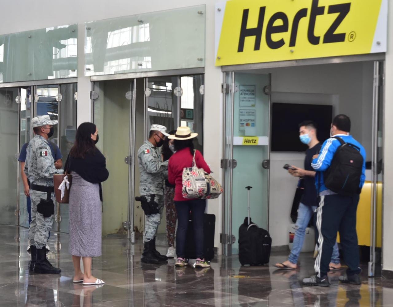 Rentadora de autos intenta extorsionar a turistas en el aeropuerto de Campeche
