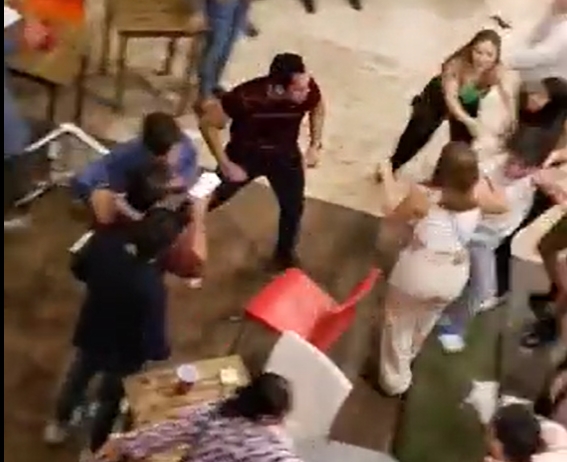 Jóvenes arman una pelea grupal afuera de un 'antro' en Mérida: VIDEO