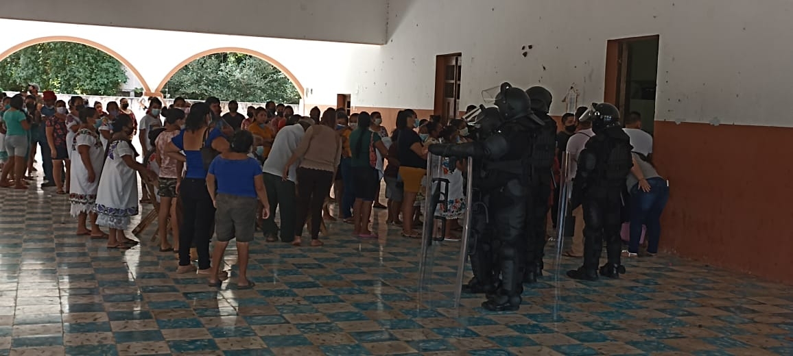 Pobladores comenzaron a formarse en la fila a las afueras de la sede de votación desde temprano; elementos policíacos resguardaron la zona para evitar conflictos