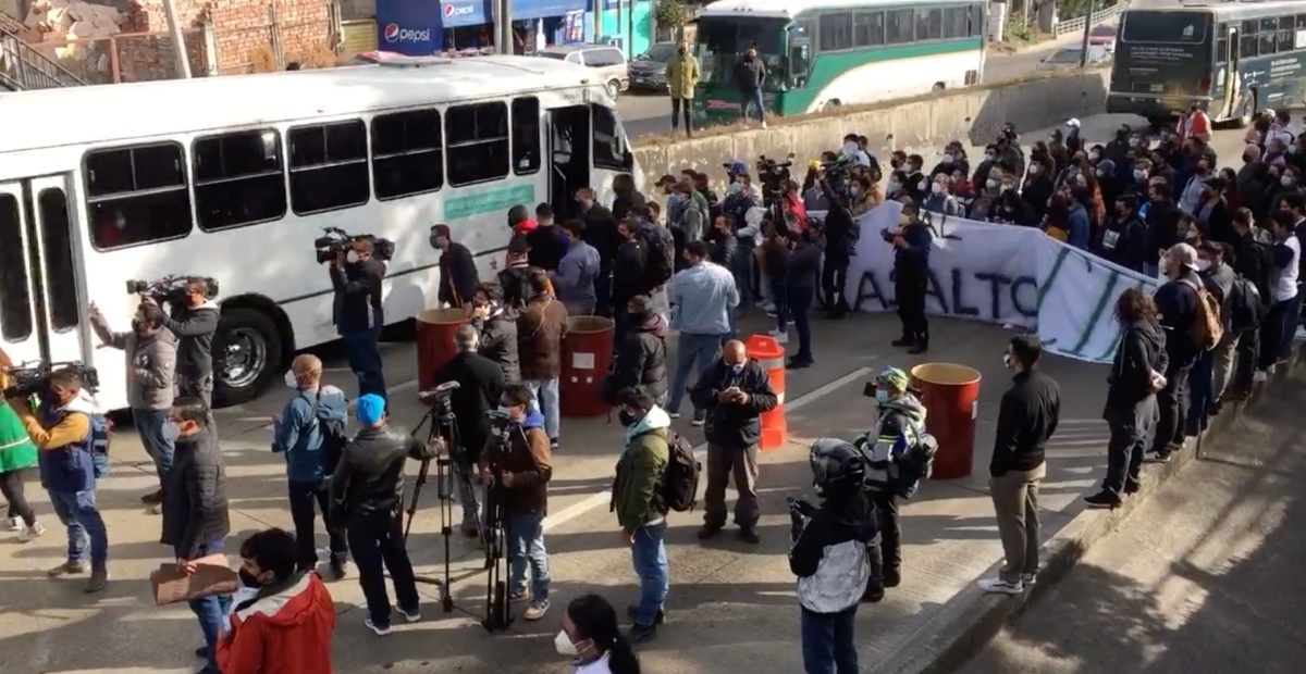Estudiantes del CIDE bloquean la circulación en la carretera México-Toluca: VIDEO