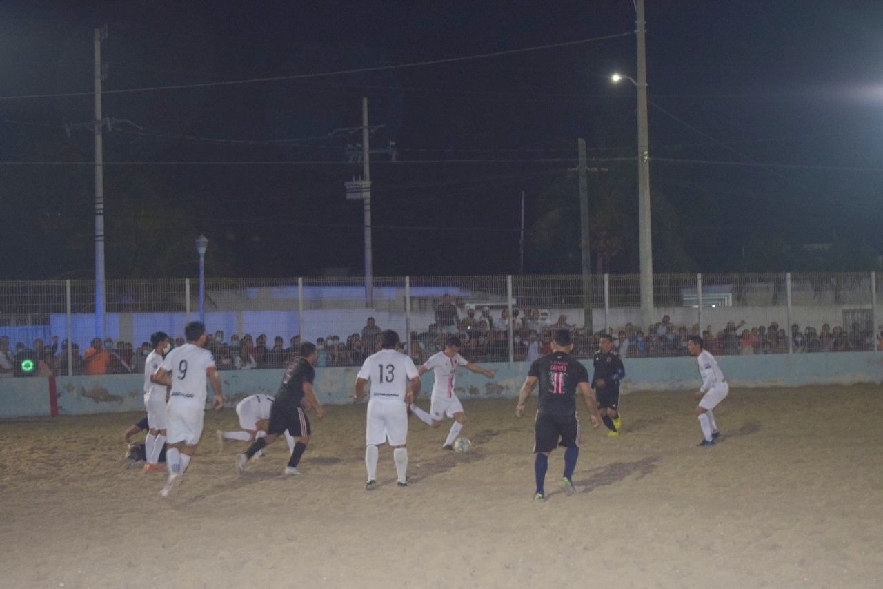 Cerca de 300 personas aglomeran final de la liga "Arenitas" de futbol en Progreso