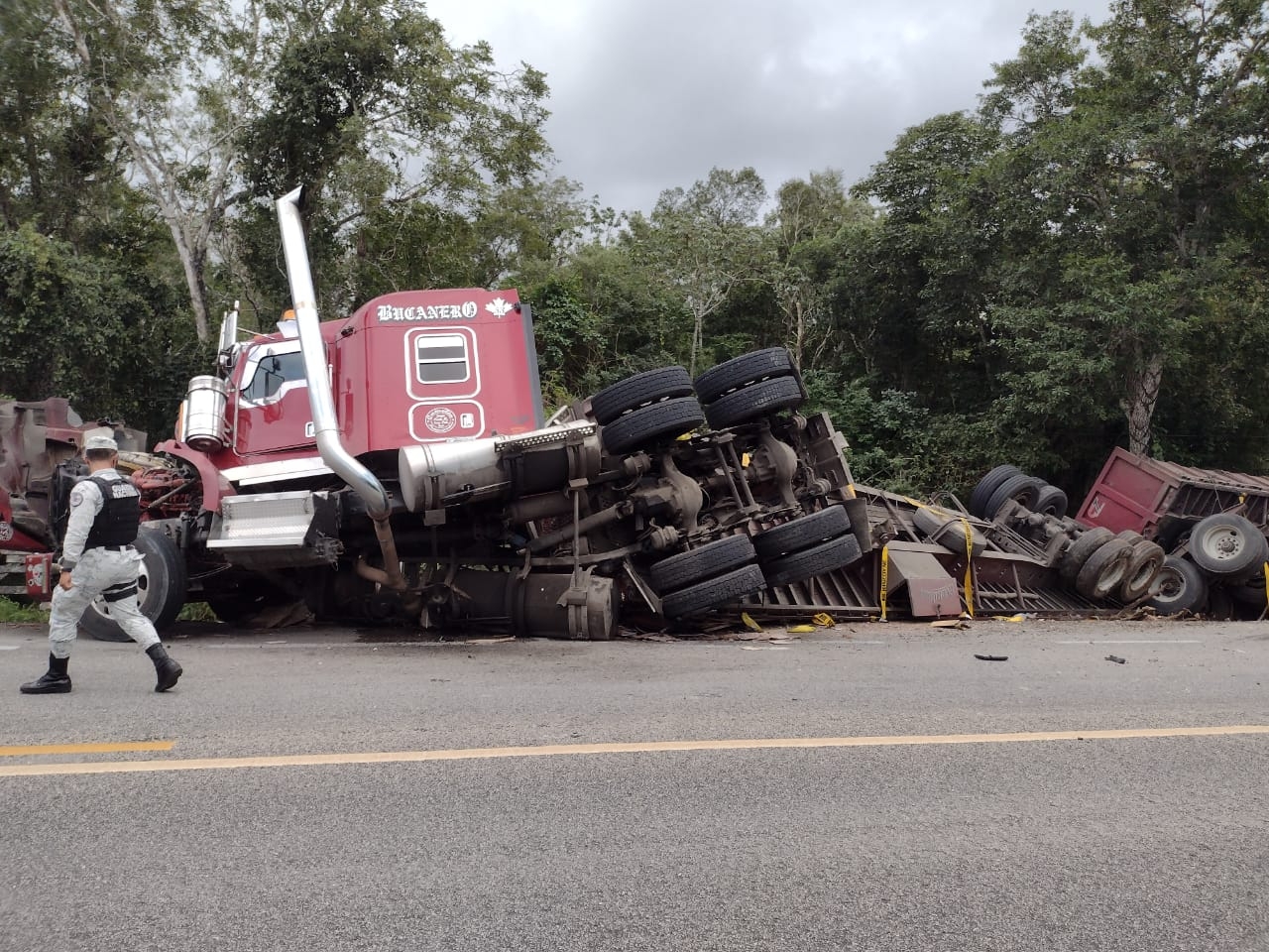 Paramédicos atendieron al conductor del tráiler en la carretera Carrillo Puerto-Tulum, quien no ameritó traslado a un hospital