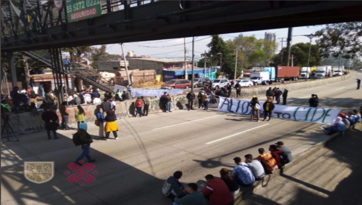 Estudiantes del CIDE mantienen cerrada la carretera México-Toluca; estas son las alternativas viales