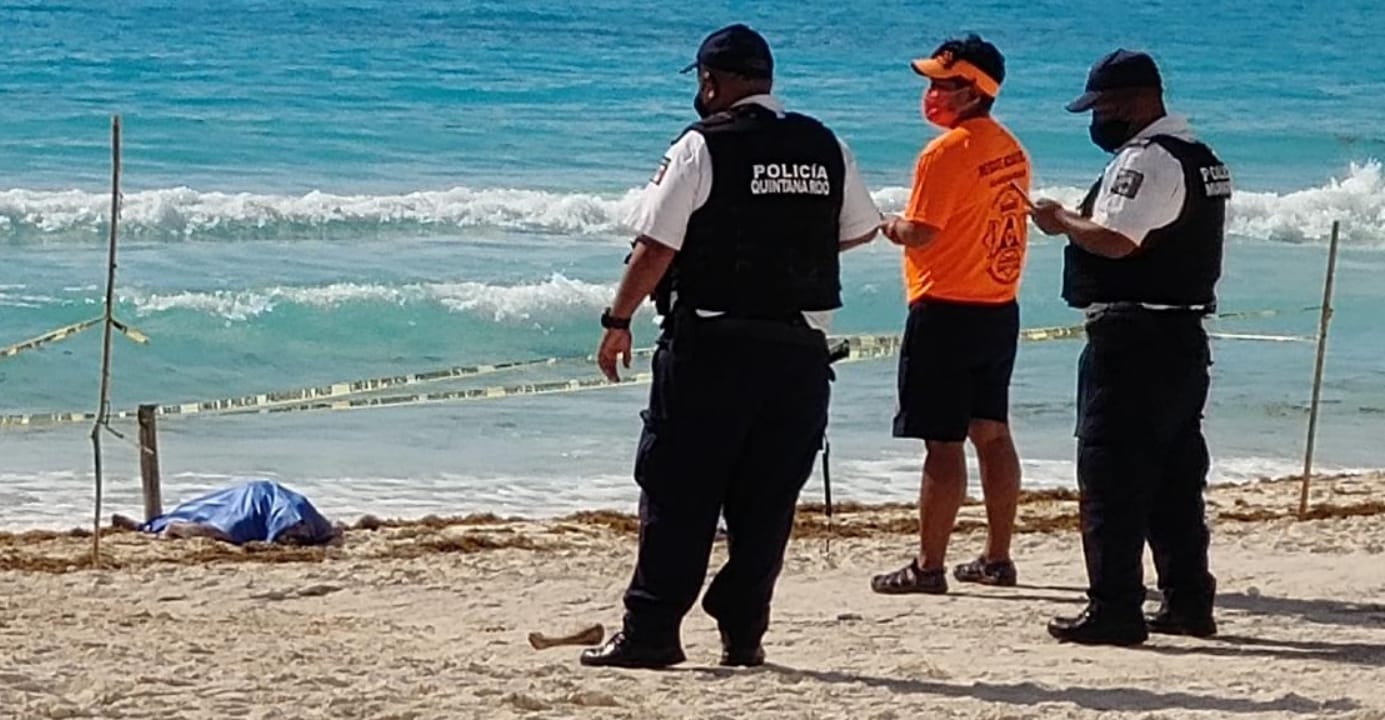 Fuerte oleaje arrastra a bañista y termina ahogado en Playa Delfines en Cancún
