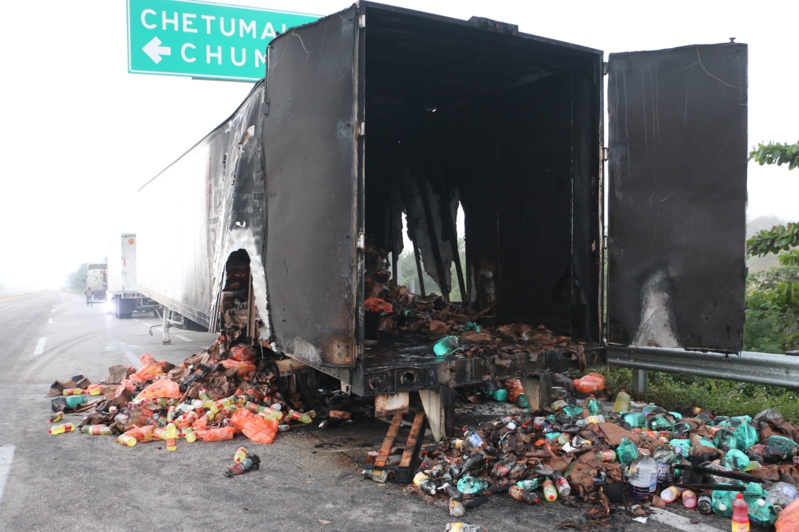 Se incendia remolque con material tóxico en Chumayel