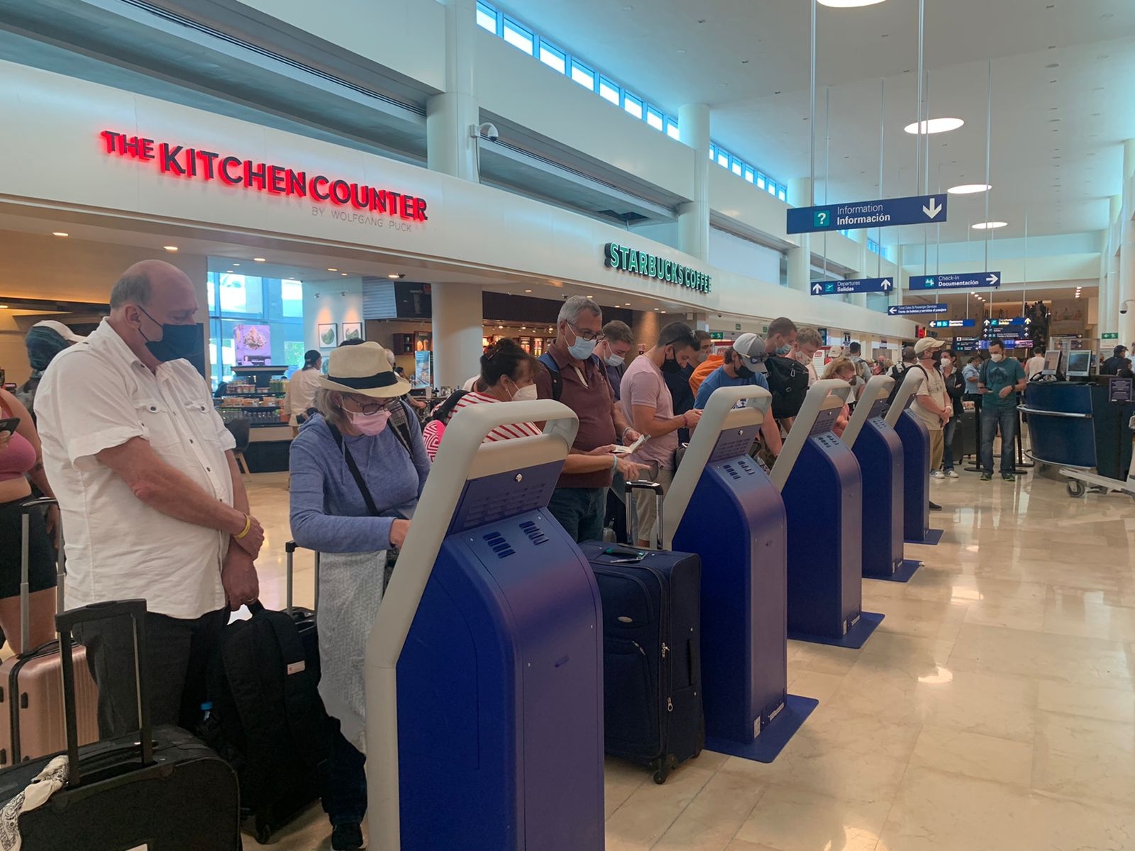 Frontier Airlines cancela cuatro vuelos de Cancún a EU por Nevadas: VIDEO