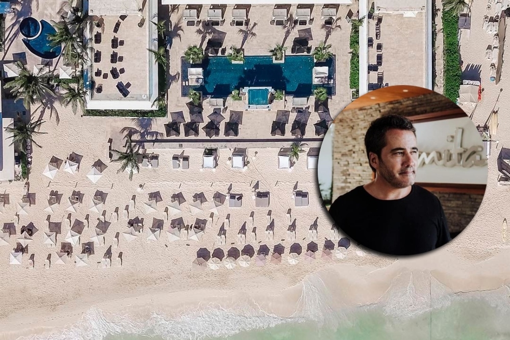 Este club a la orilla de la playa en la Riviera Maya tiene camastros y sombrillas a escasos metros del mar