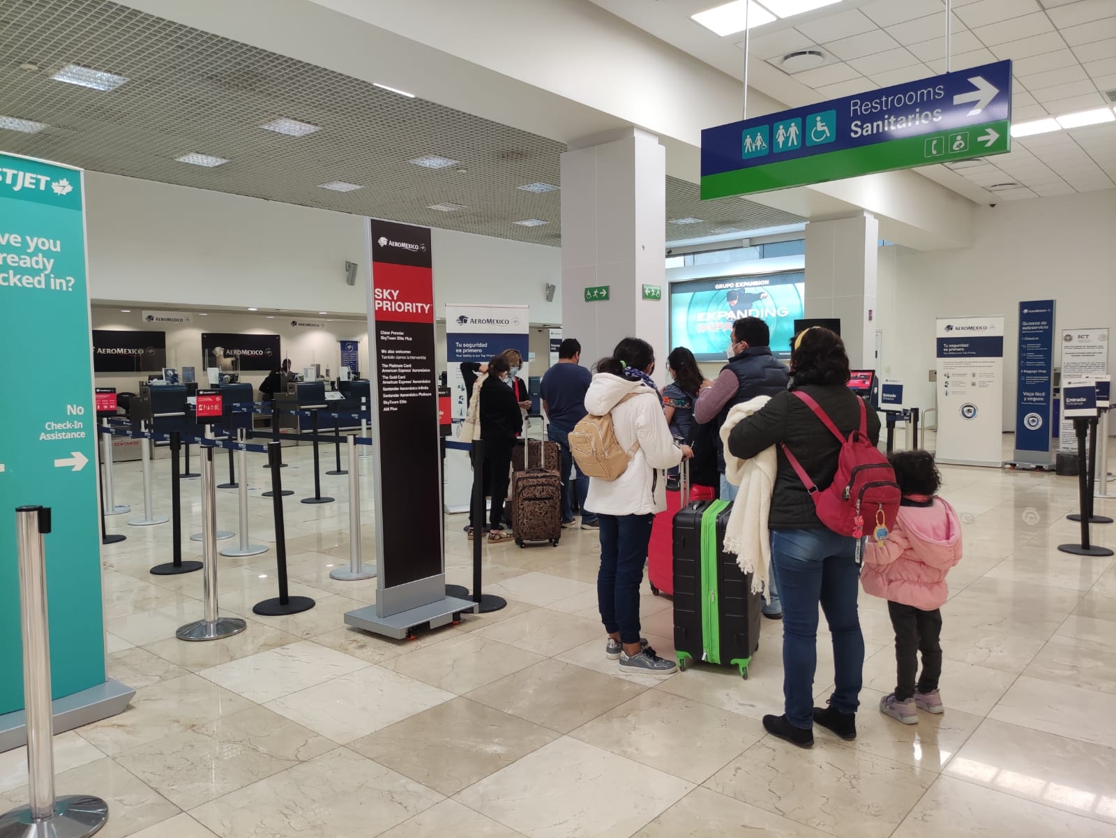 Desde muy temprana hora, pasajeros arribaron al la terminal aérea para viajar a la Ciudad de México