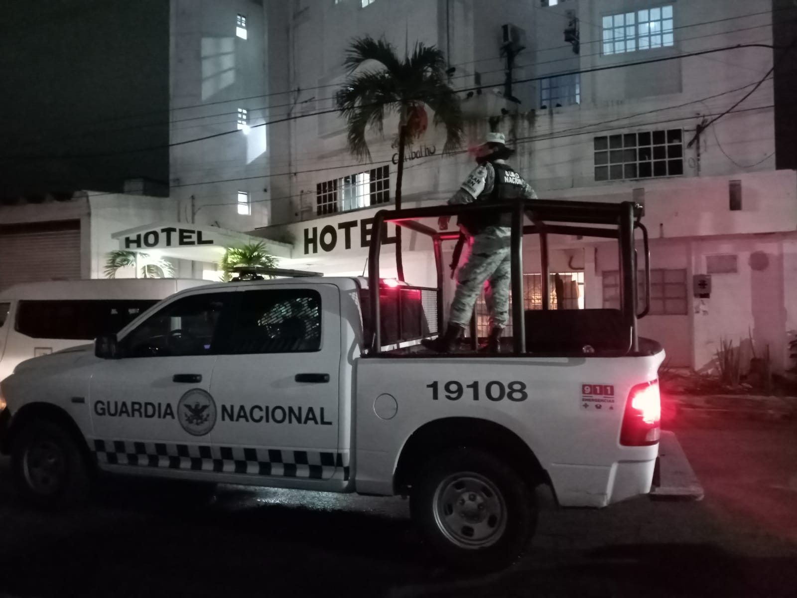 Dos bebés, entre los migrantes asegurados en un hotel de Cancún