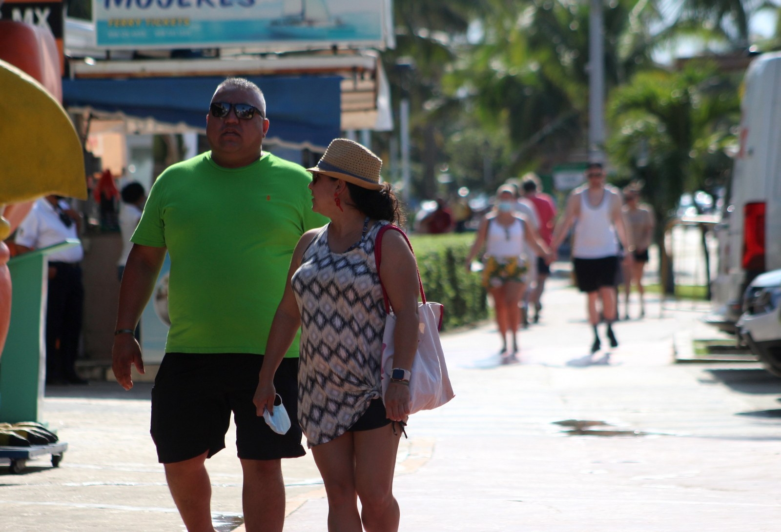 Es común ver a los turistas sin usar el cubrebocas en su paseo por las zonas turísticas