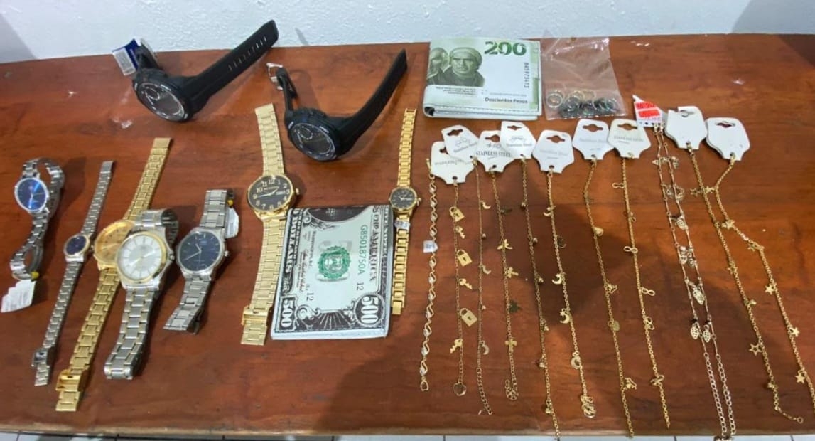 Detienen a dos presuntos delincuentes con relojes y cadenas en Cozumel