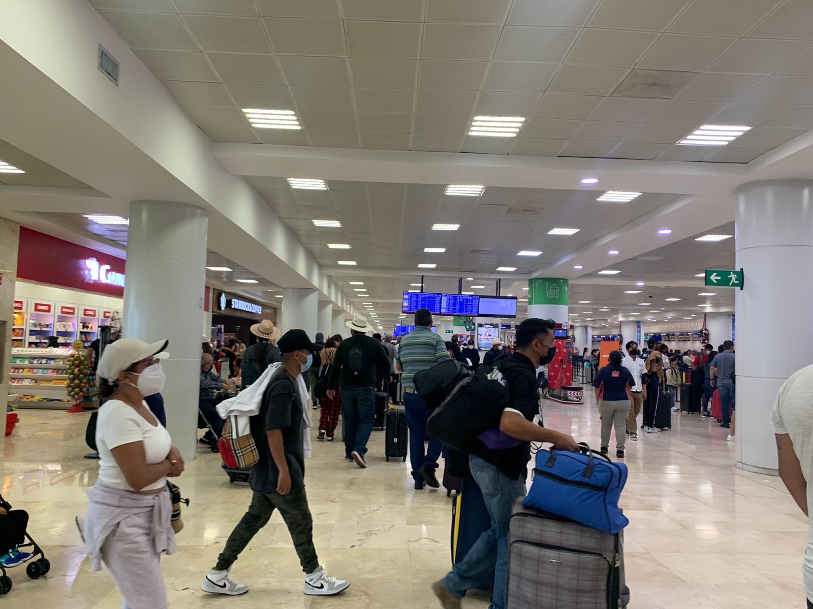 Turistas incumplen sana distancia en las terminales del aeropuerto de Cancún: VIDEO