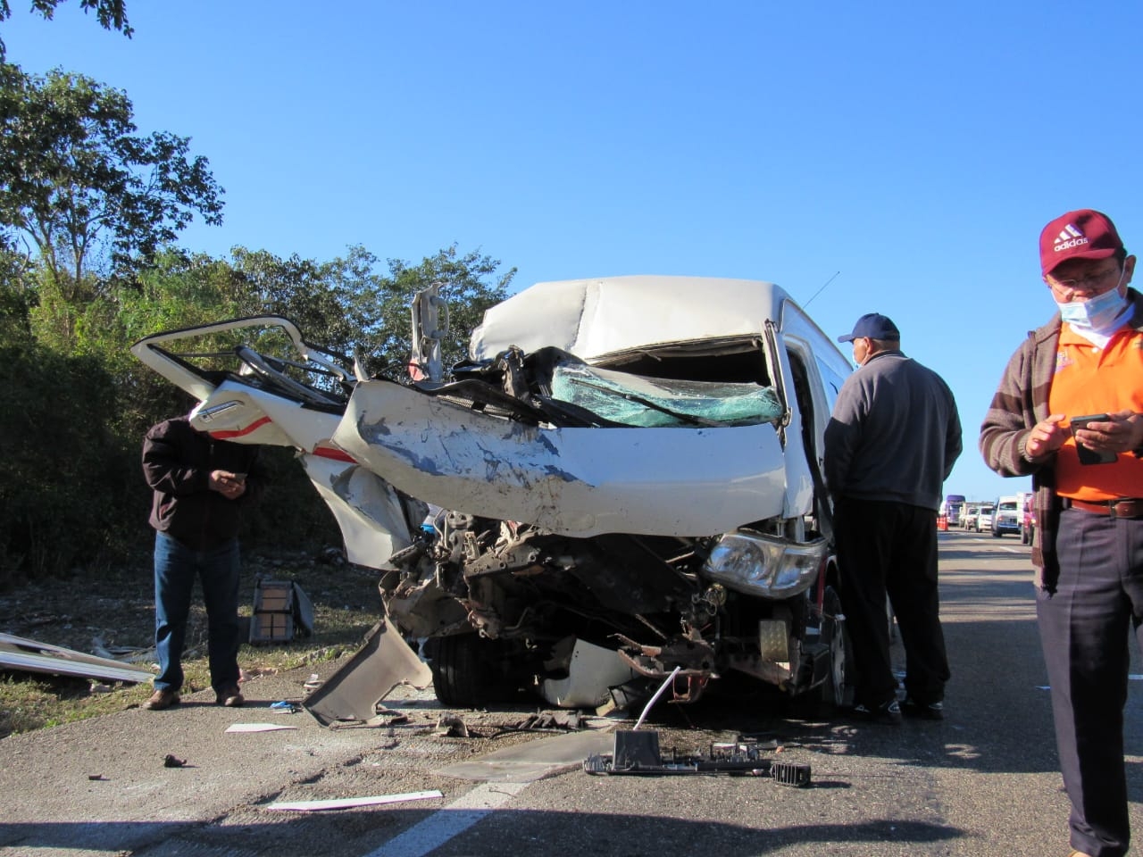 Combi de pasajeros choca en la carretera Mérida-Campeche; hay siete lesionados