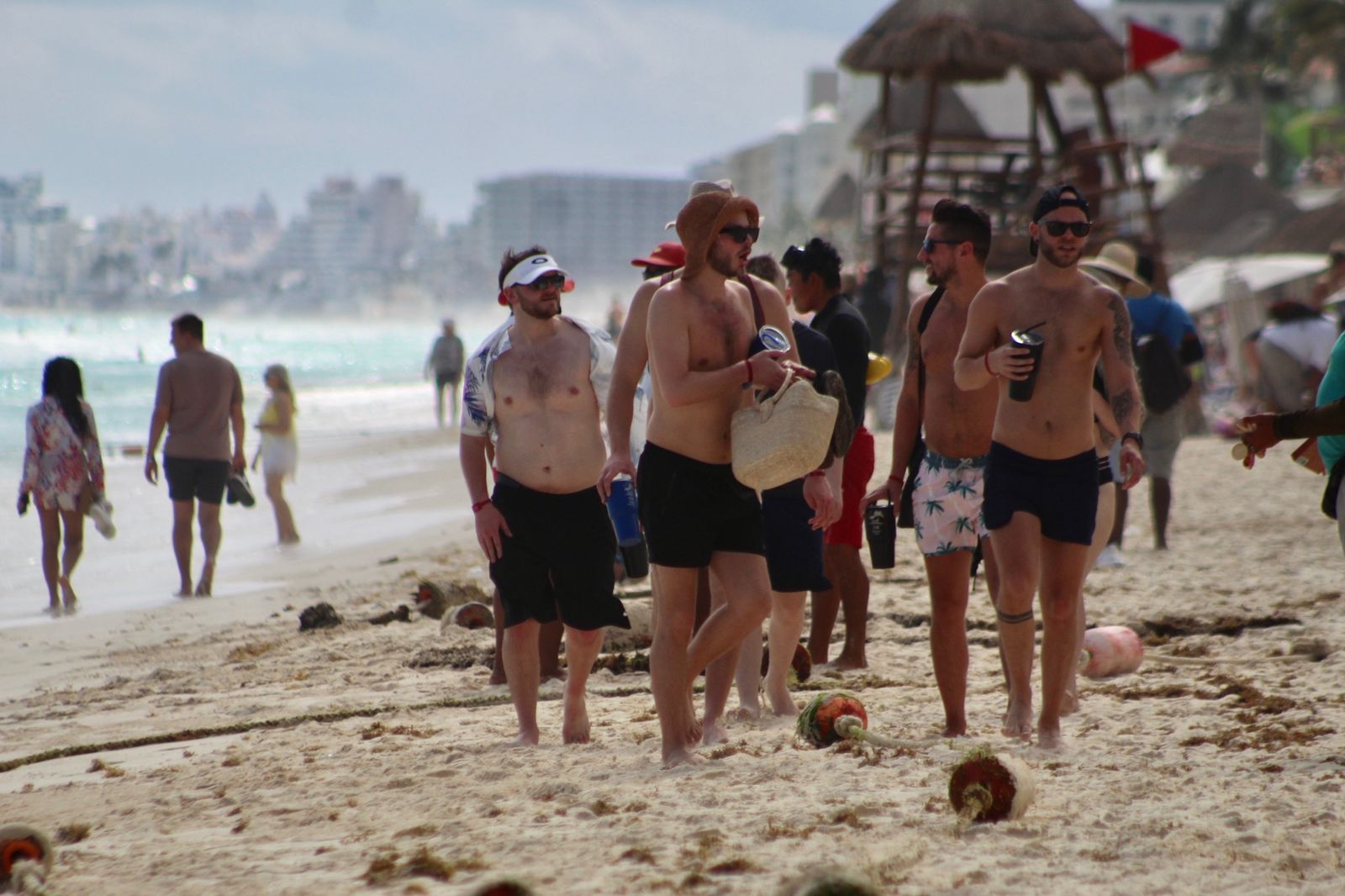 Algunos turistas incumplían la recomendación y entraban a nadar, otros, caminaban por la playa de Cancún