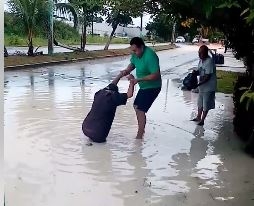 Rescatan a abuelito tras caer en una zanja en Chetumal: VIDEO