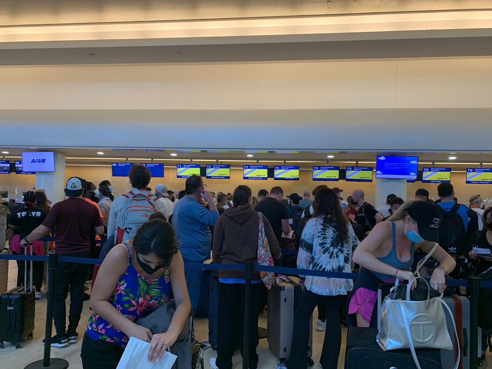 Se registran cancelaciones de vuelos en el aeropuerto de Cancún por COVID: VIDEO