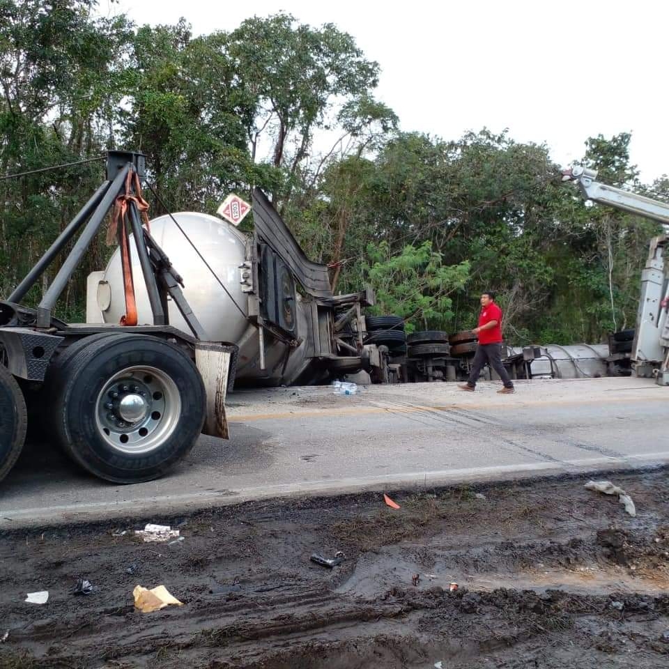 Reabren carretera Chetumal-Mérida tras volcadura de una pipa de gasolina