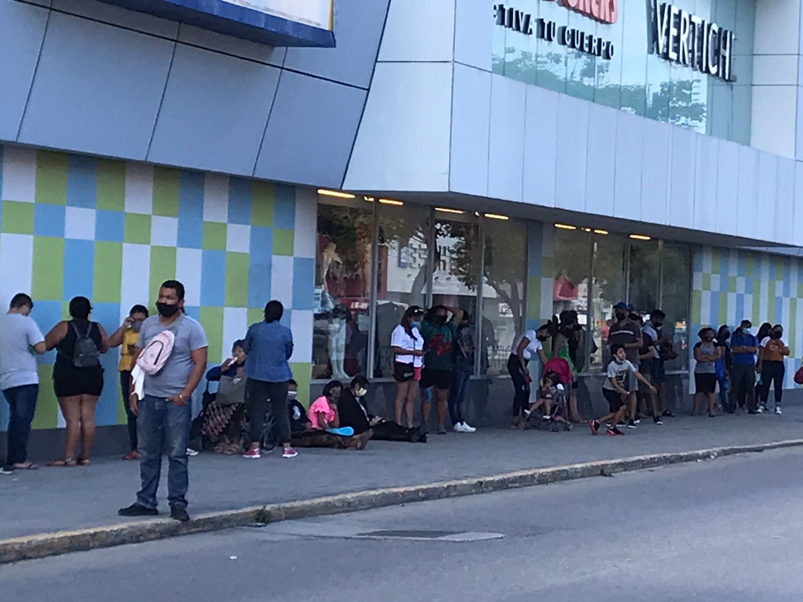 Ciudadanos abarrotan módulo de pruebas COVID en la Avenida Kabah de Cancún: VIDEO