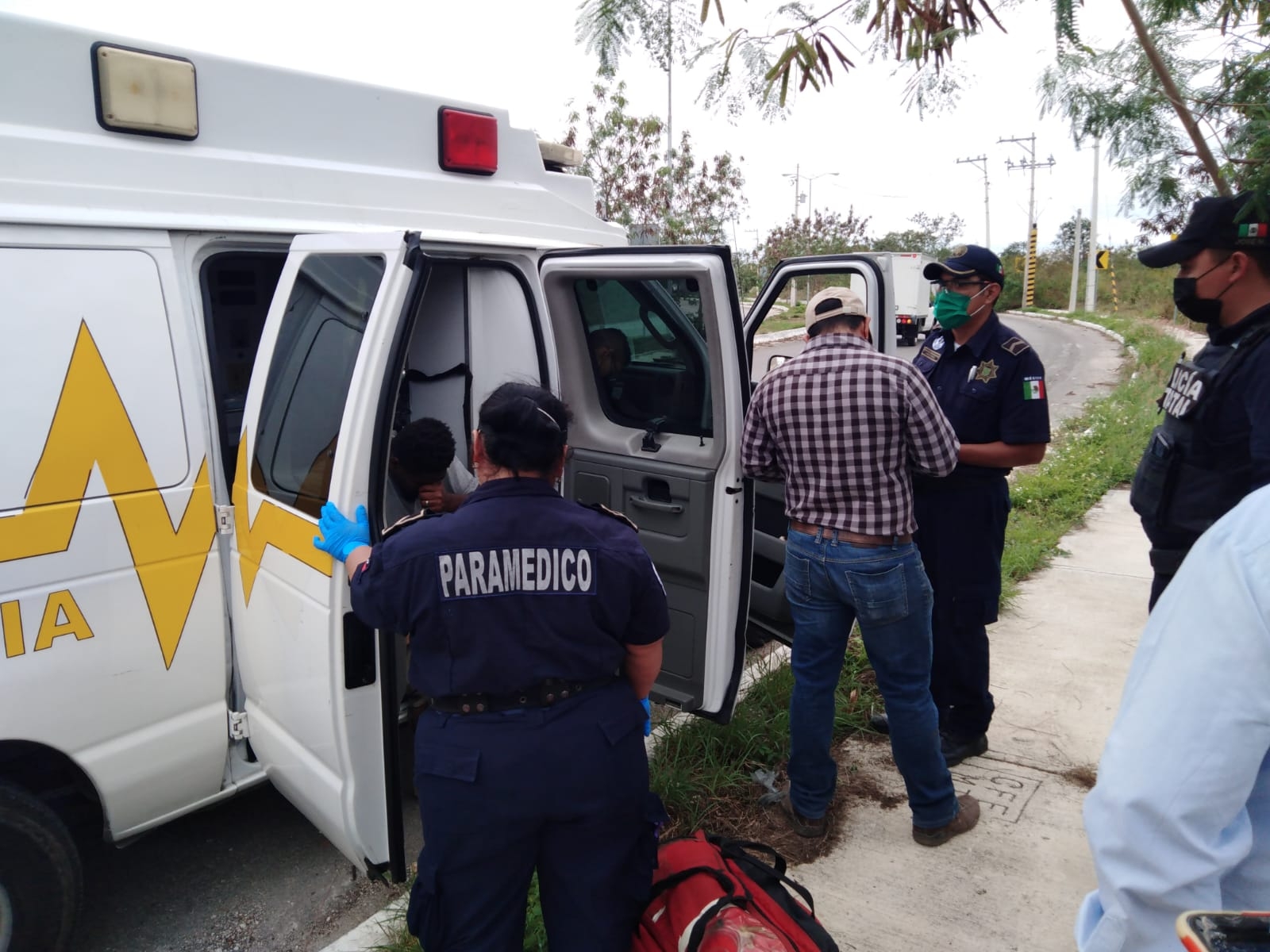 Camioneta se sale de la carretera y deja tres personas lesionadas en Mérida