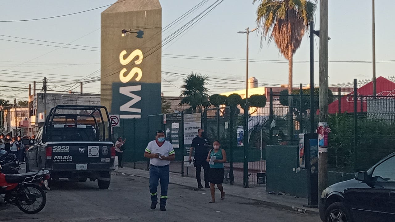 Hombre es baleado mientras espera su turno en el IMSS de la Región 94 en Cancún