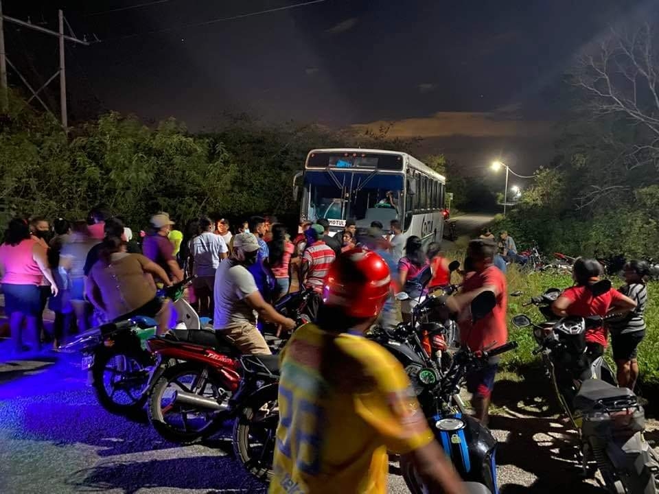Pobladores cierran carretera Muxupip-Euán; exigen a empresa de autobuses pagar por accidente