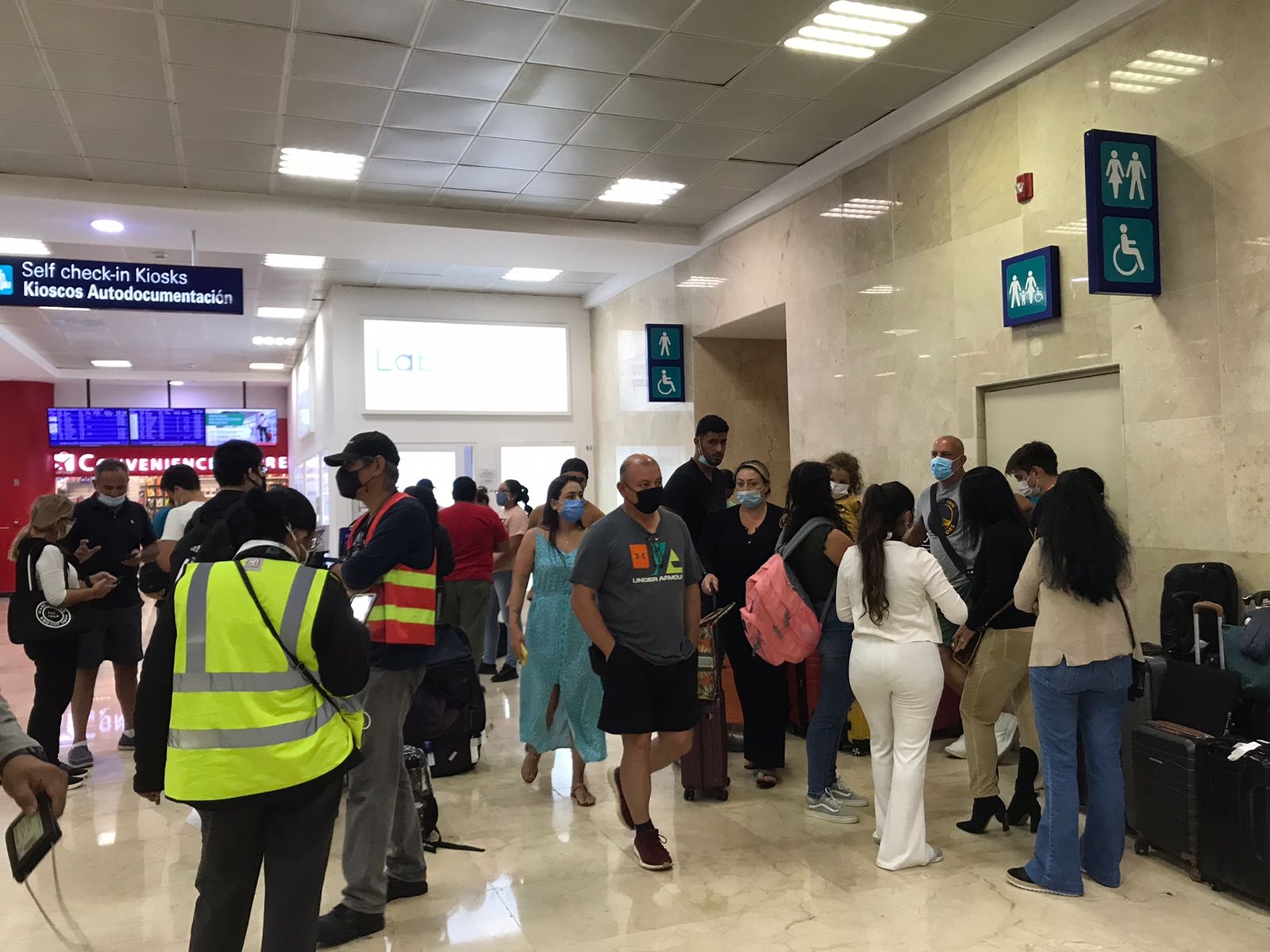Los pasajeros esperaron una respuesta de las aerolíneas que cancelaron vuelos en el aeropuerto de Cancún