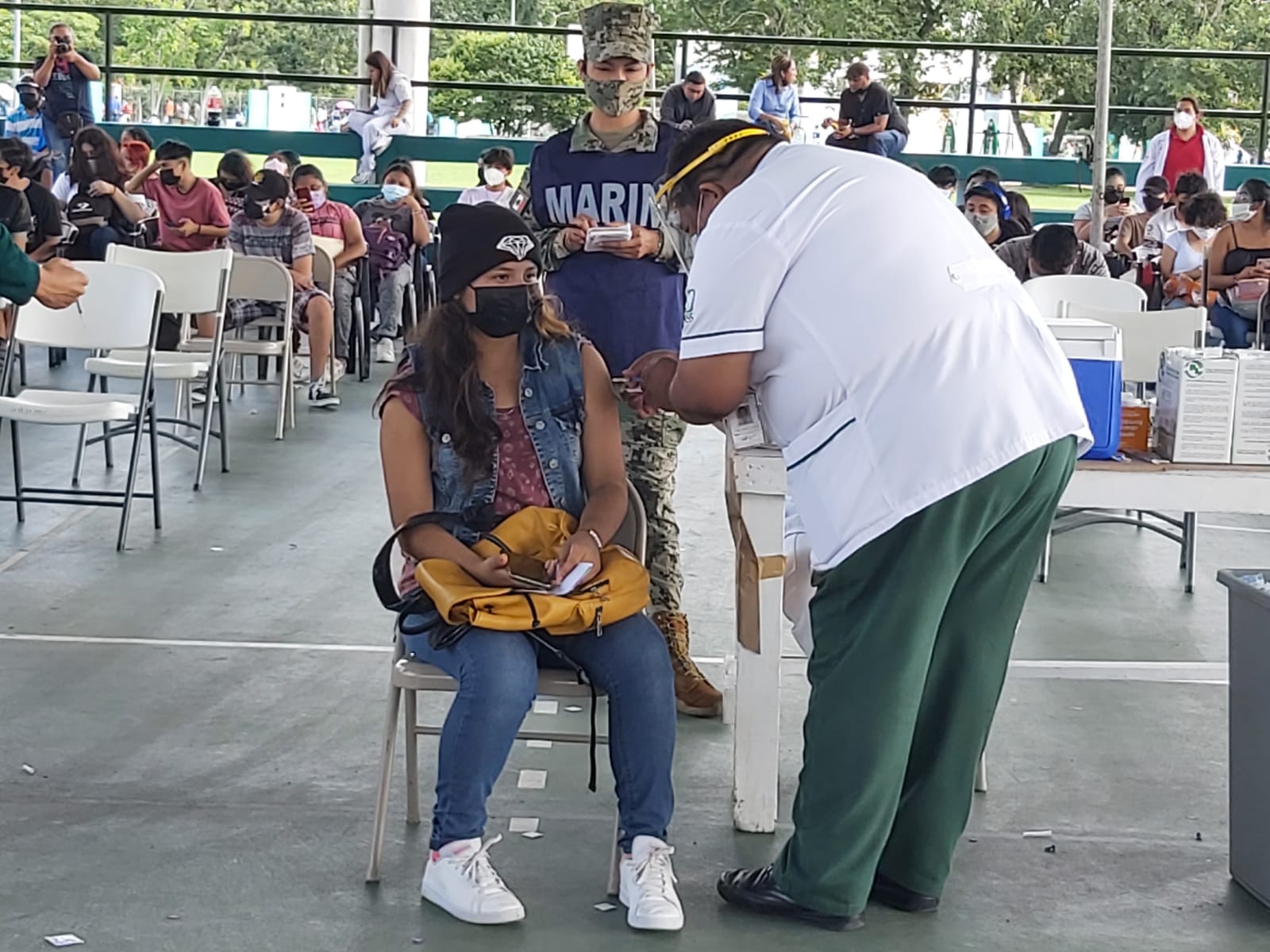 Menores de 14 a 15 años reciben primera dosis anticovid en Cozumel