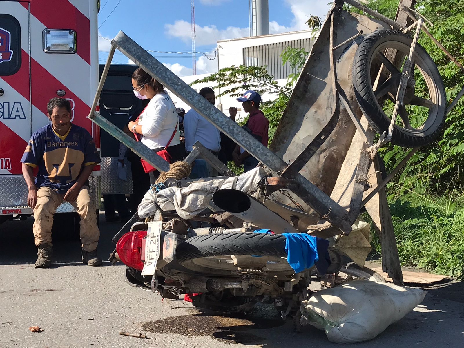 Automovilista impacta a motociclista en Cancún; hay un menor lesionado