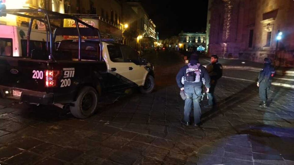 Abandonan camioneta con seis cuerpos en la Plaza de Armas en Zacatecas