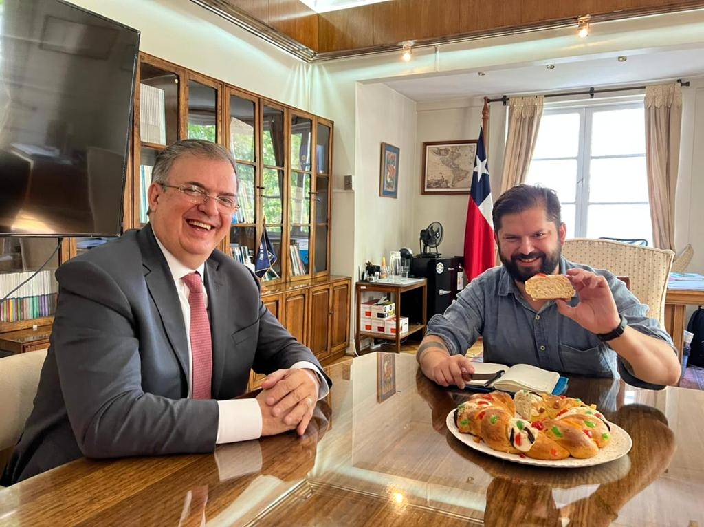 Marcelo Ebrard comparte rosca de Reyes con Gabriel Boric, Presidente Electo de Chile