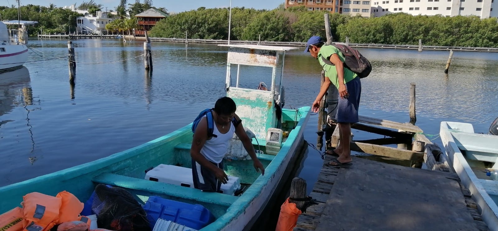 Pescadores de Isla Mujeres esperaban que las condiciones meteorológicas mejoraran hoy, para salir a realizar su trabajo
