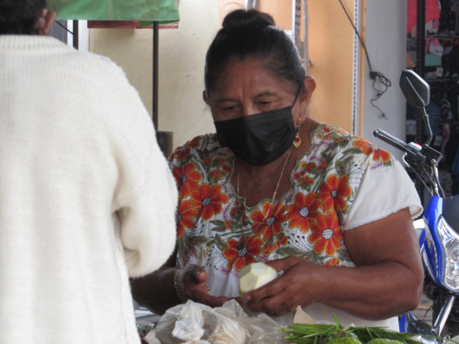 Mujeres trabajadoras buscan sustento en el mercado de Acanceh
