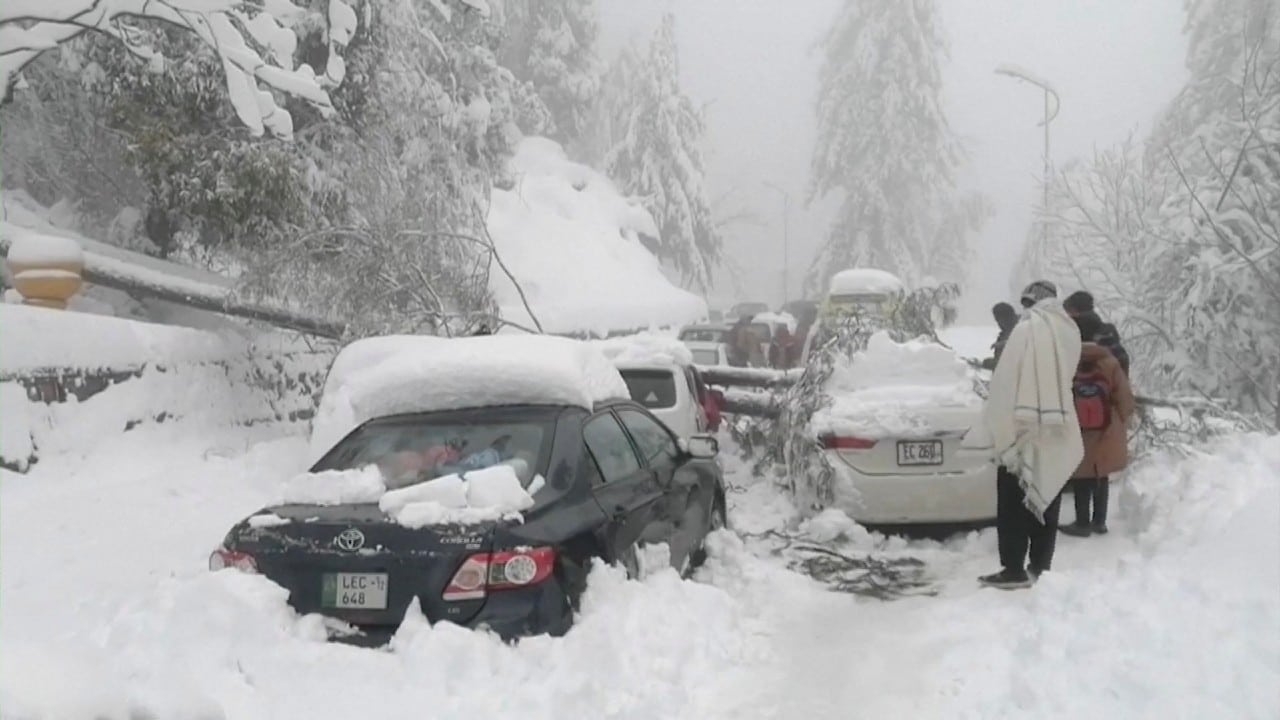 Por tormenta de nieve, mueren 21 personas atrapadas en sus autos en Pakistán