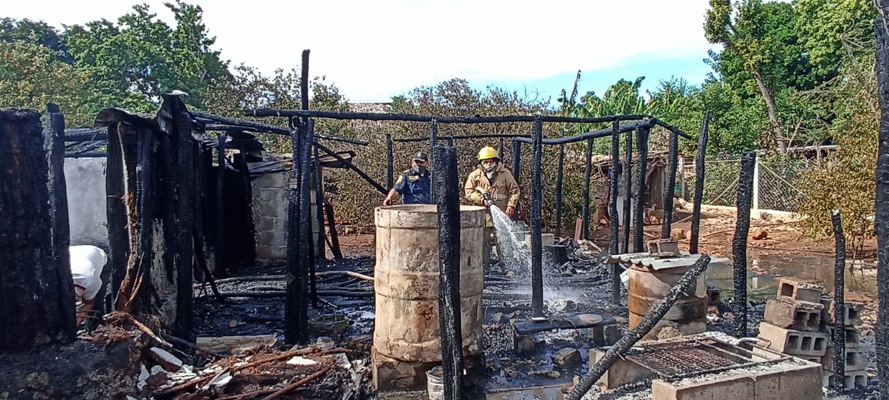Incendio consume cuatro casas en la comisaría de Kancab en Tekax