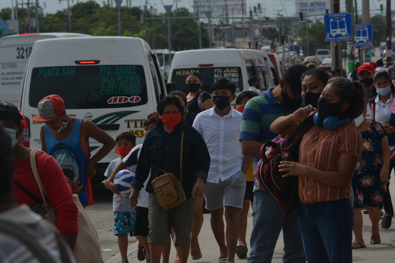 Paraderos de transporte público, focos de infección de COVID-19 en Cancún