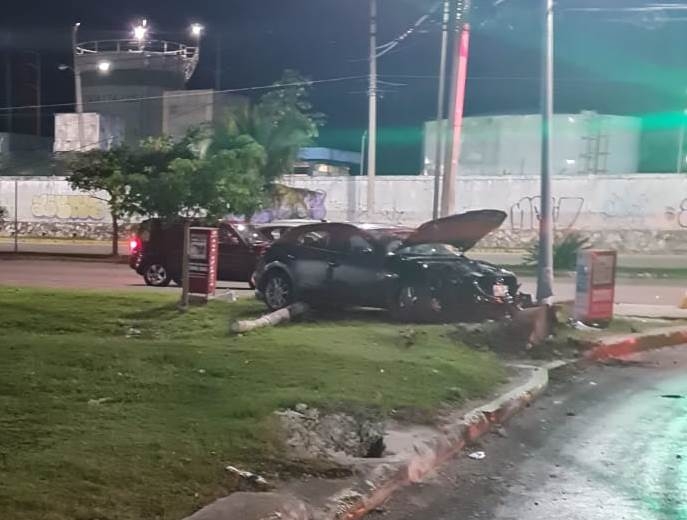 Automovilista se estrella contra poste tras exceso de velocidad en Cancún