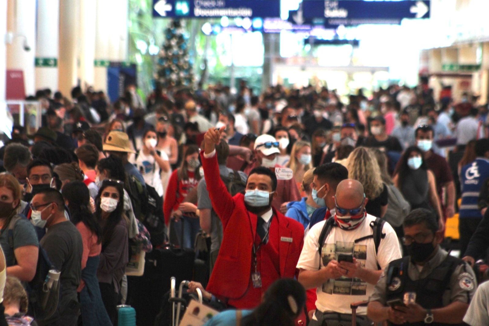 Viajeros 'abarrotan' el aeropuerto de Cancún pese a contagios de COVID-19: VIDEO