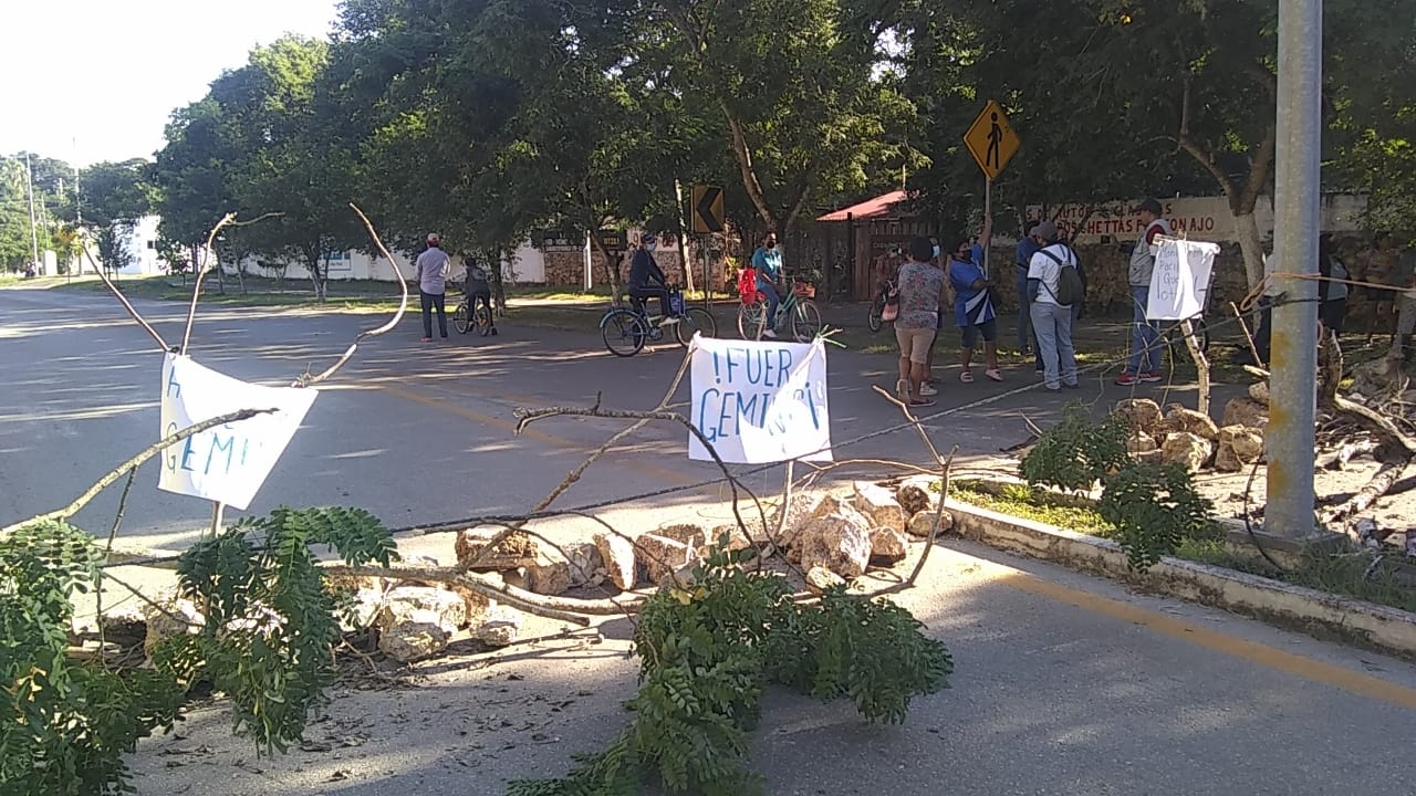 Vecinos cierran entrada a la comisaría de Cholul en Mérida; exigen mejor servicio de transporte: EN VIVO