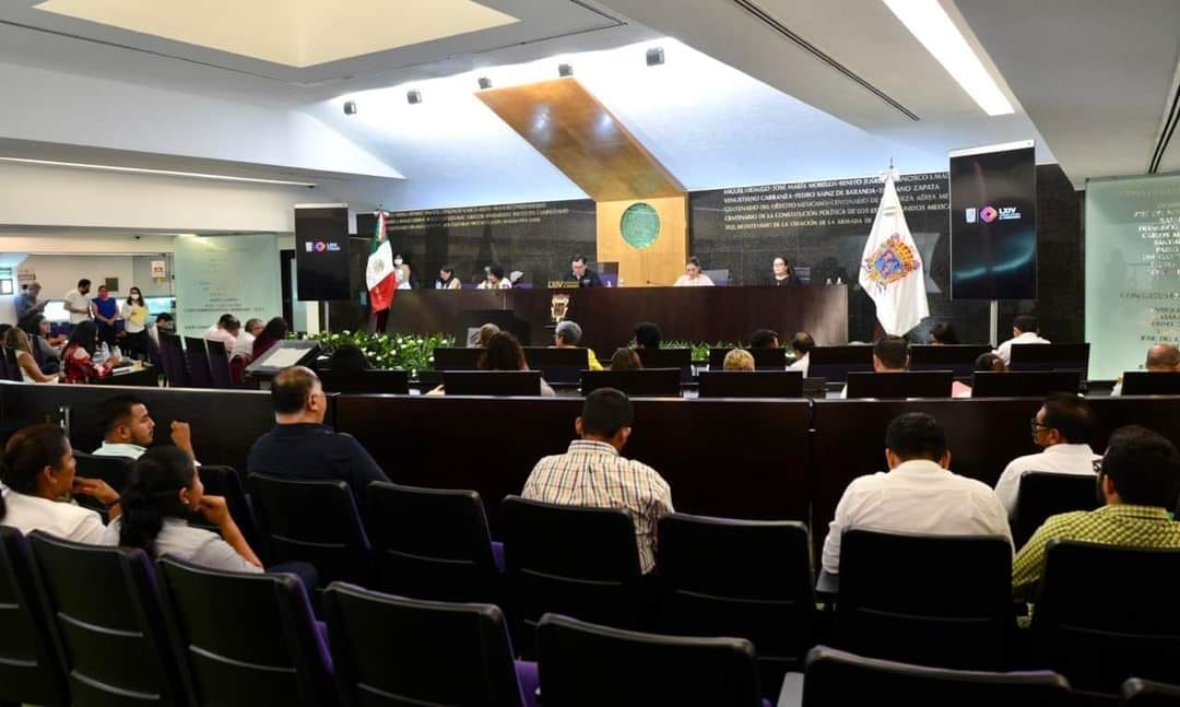 Diputados de Campeche inician enfrentamiento durante una sesión del Congreso