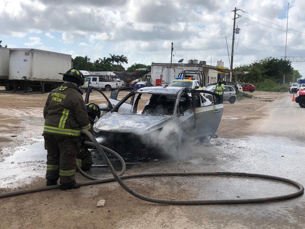 Se quema automóvil a unos metros de la avenida López Portillo en Cancún