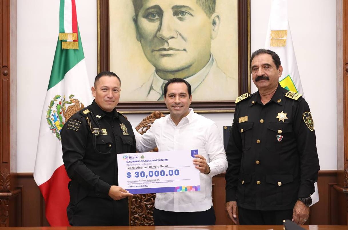 Mauricio Vila reconoce a un elemento de la SSP Yucatán como el 'Policía del Mes'