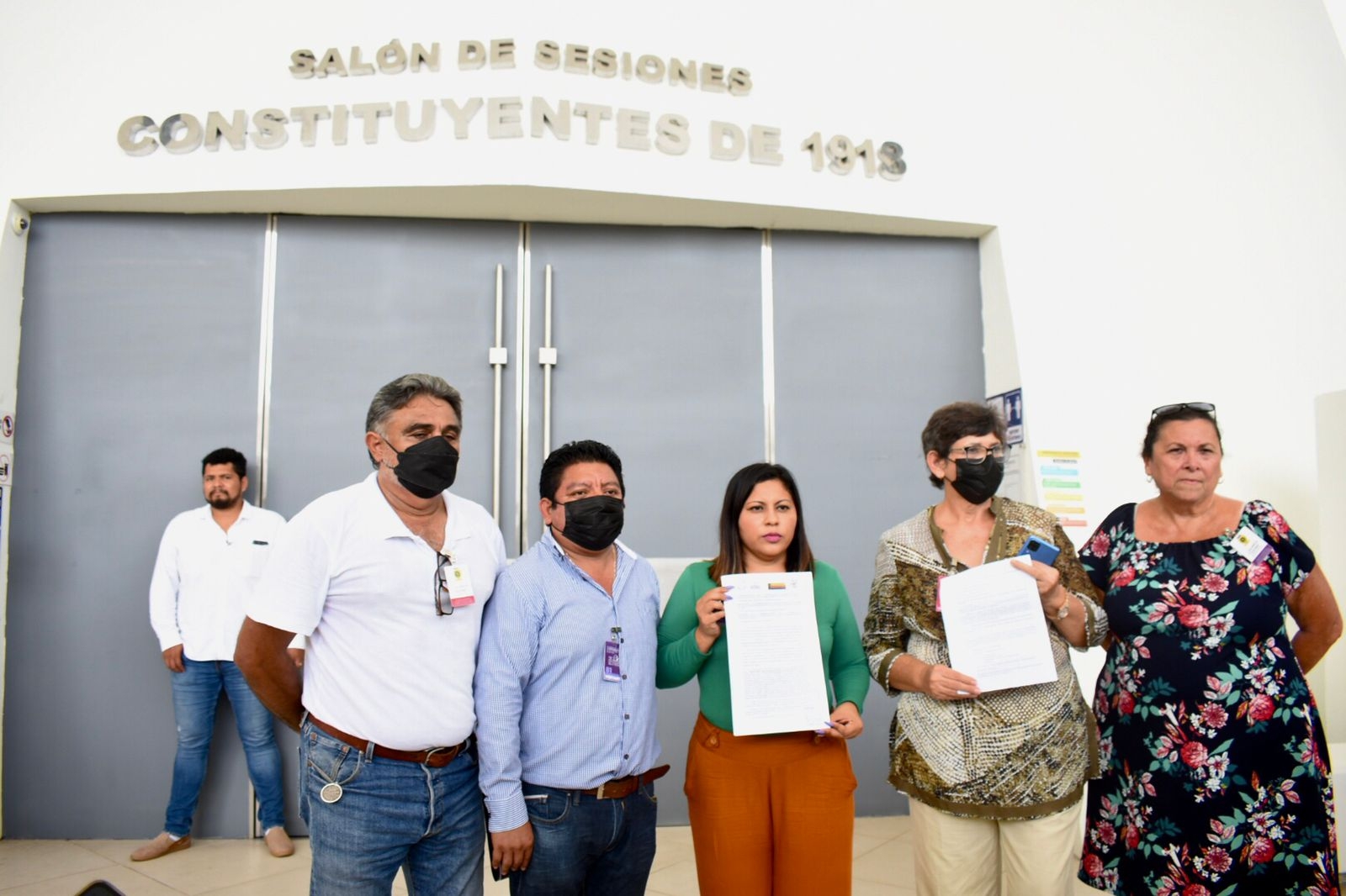 Docentes entregan documento al Congreso de Yucatán por un presunto desfalco del ISSTEY