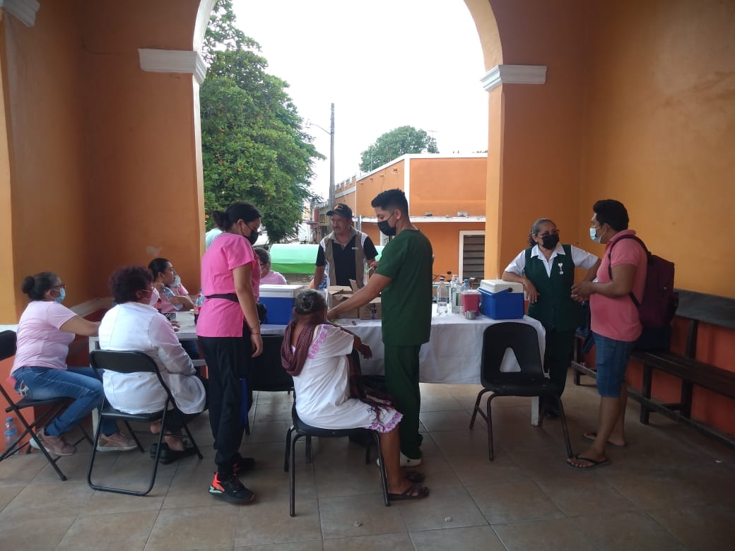 Aplican vacuna contra la influenza y neumococo a habitantes de Chocholá