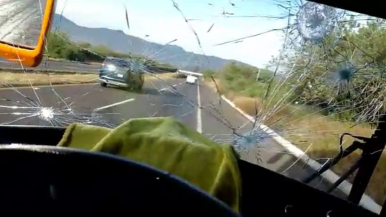 Normalistas apedrean y secuestran varios autobuses con pasajeros en Michoacán: VIDEO