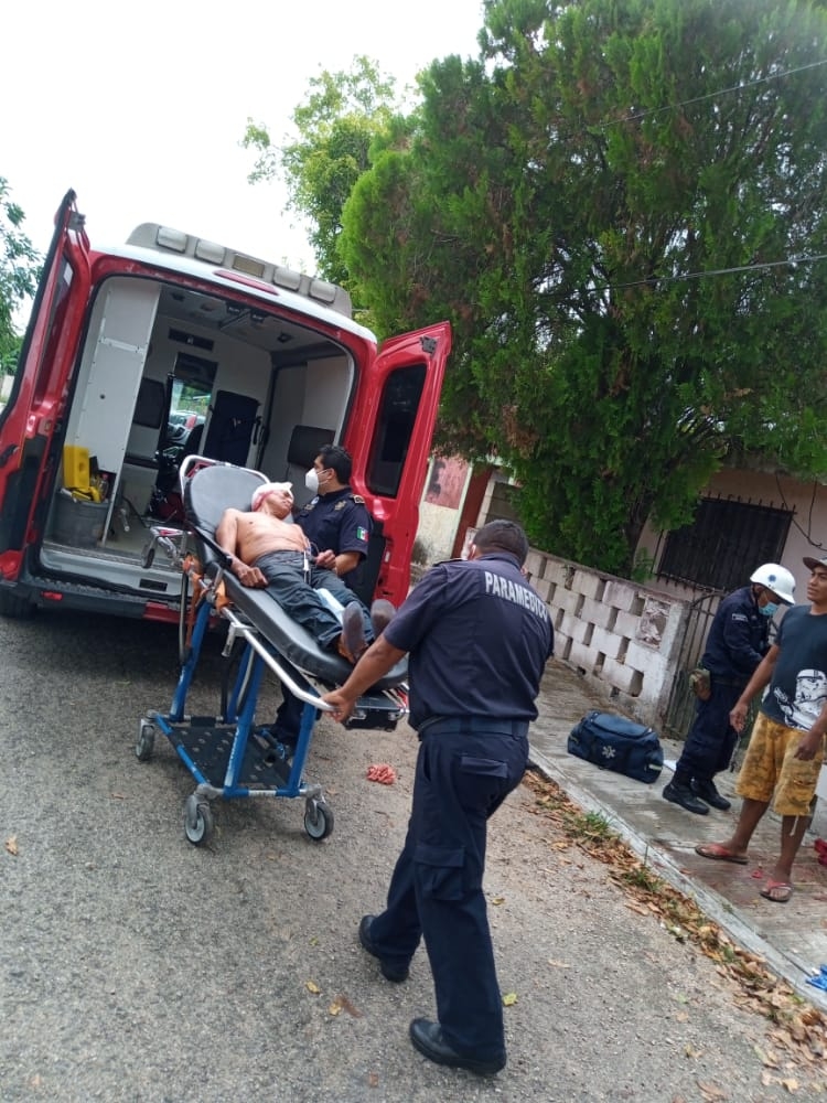 Trasladan al hospital a un abuelito tras lesionarse con un machete en Tizimín
