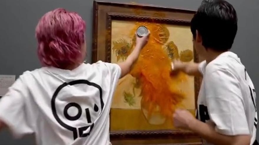Acto vandálico en la National Gallery: arrojan sopa de tomate a Los Girasoles de Van Gogh