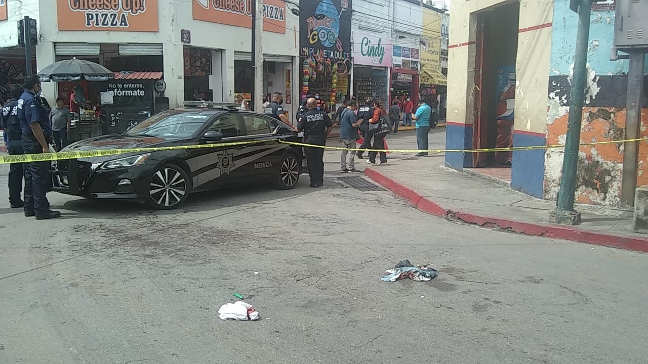 Hombre intenta suicidarse con un cutter en el Centro de Mérida: VIDEO