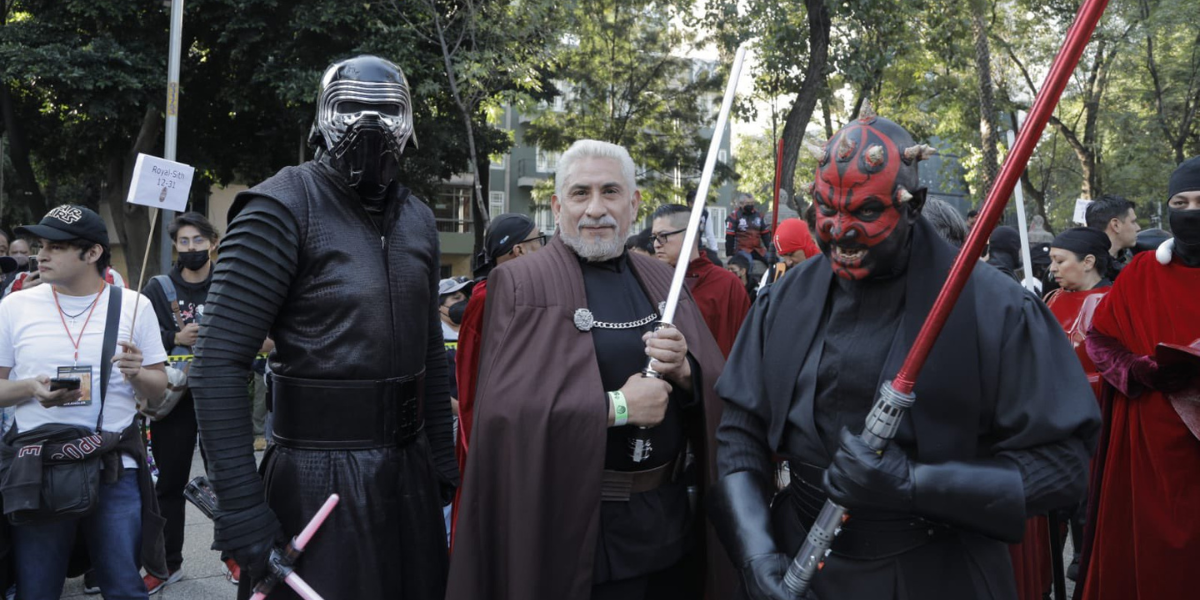Desde Darth Maul hasta las tropas imperiales, un poco de los personajes que recorren Reforma. Fotos Twitter