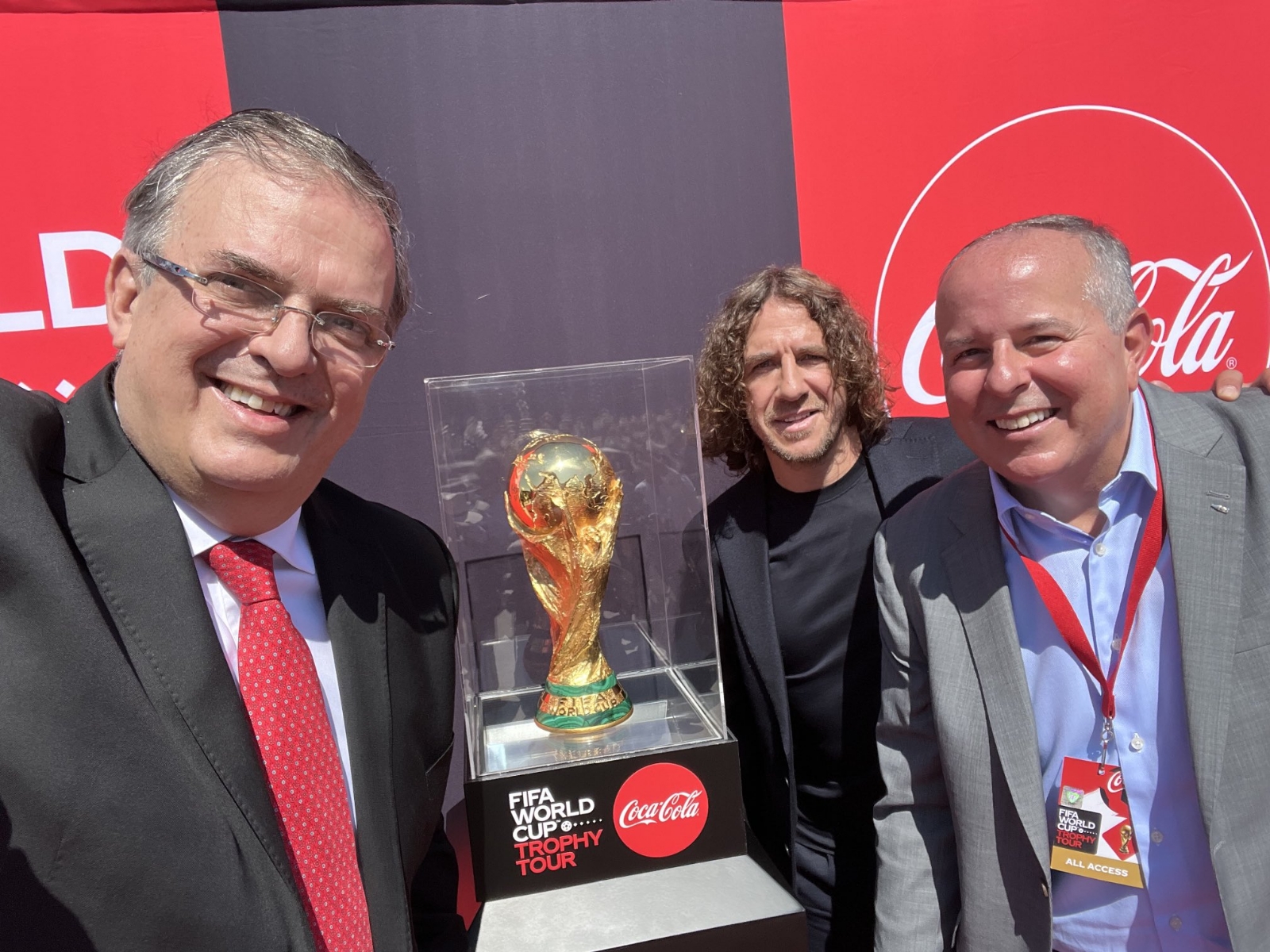 Marcelo Ebrard recibe la Copa Mundial FIFA 2022 en el aeropuerto Felipe Ángeles de CDMX