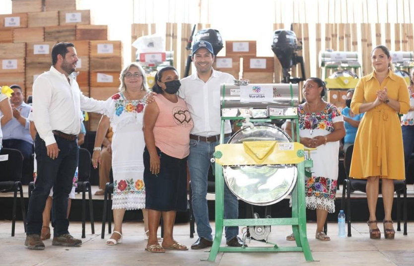 Mauricio Vila Dosal entrega apoyos a mil 539 mujeres de Yucatán